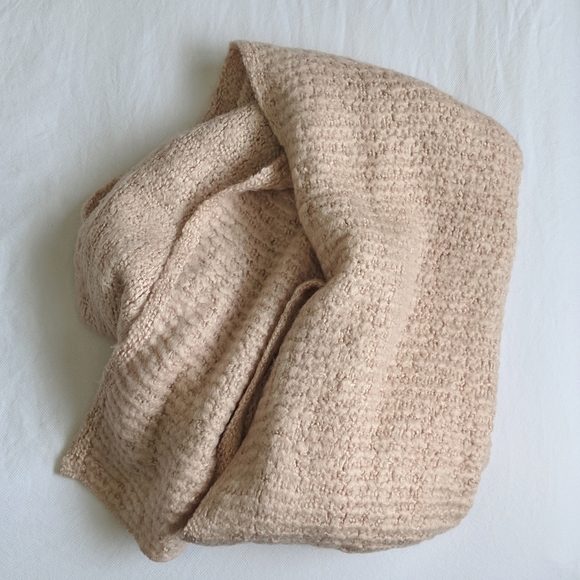 Forever 21 soft blush pink boucle knit winter scarf - Picture 3 of 5